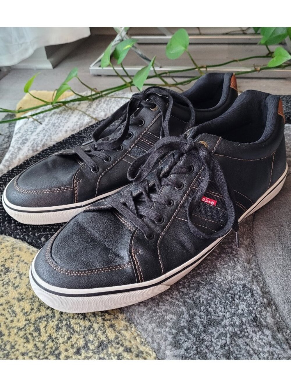 NWOT Levi’s Turner Nappa Comfort Black Lace Up Faux Vegan Leather Sneakers